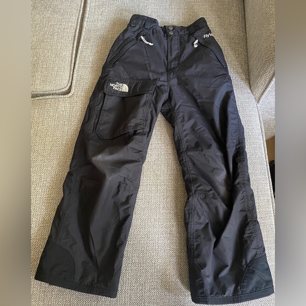NORTHFACE youth ski pants previously loved 🥰 zip pockets & snap Velcro closure